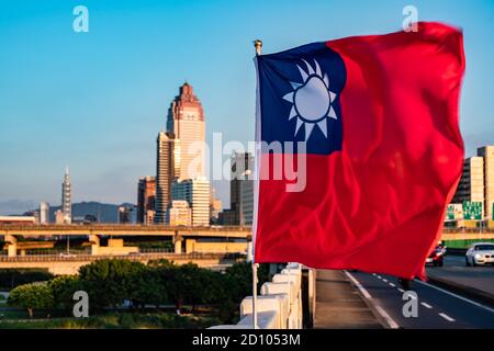 Taipei, Taiwan - 4. Oktober 2020: Taiwans Flaggen-Mockup flattert im Wind. Luftpanorama über Downtown Taipei mit Taipei 101 Skyscraper, Hauptstadt Stockfoto