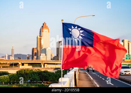 Taipei, Taiwan - 4. Oktober 2020: Taiwans Flaggen-Mockup flattert im Wind. Luftpanorama über Downtown Taipei mit Taipei 101 Skyscraper, Hauptstadt Stockfoto