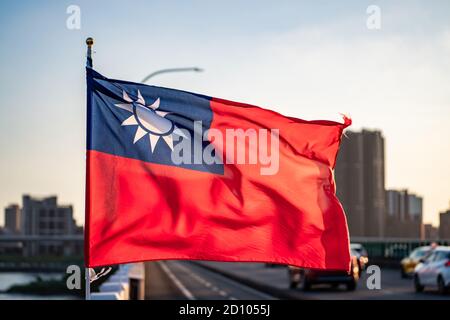 Taipei, Taiwan - 4. Oktober 2020: Taiwans Flaggen-Mockup flattert im Wind. Luftpanorama über Downtown Taipei mit Taipei 101 Skyscraper, Hauptstadt Stockfoto