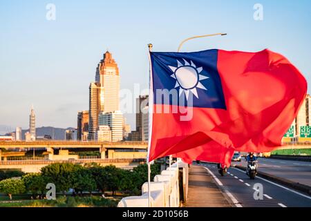 Taipei, Taiwan - 4. Oktober 2020: Taiwans Flaggen-Mockup flattert im Wind. Luftpanorama über Downtown Taipei mit Taipei 101 Skyscraper, Hauptstadt Stockfoto