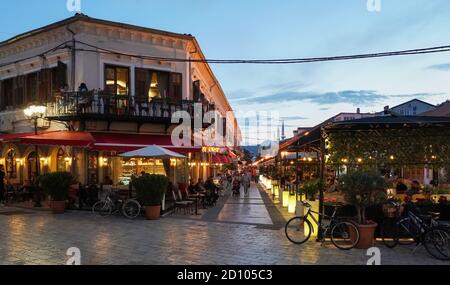 Shkodra, Albanien. Juni 2020. Blick am Abend auf die Fußgängerzone Bulevardi Skënderbeu im Zentrum von Shkoder. Im Hintergrund sind die Minarette und die Kuppel der Zentralmoschee zu sehen. Quelle: Peter Endig/dpa-Zentralbild/ZB/dpa/Alamy Live News Stockfoto