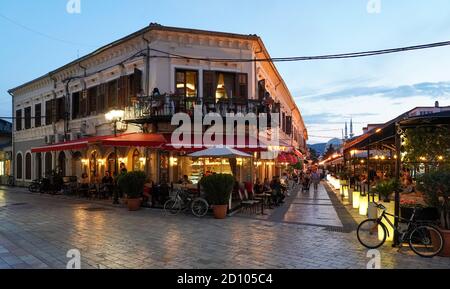 Shkodra, Albanien. Juni 2020. Blick am Abend auf die Fußgängerzone Bulevardi Skënderbeu im Zentrum von Shkoder. Im Hintergrund sind die Minarette und die Kuppel der Zentralmoschee zu sehen. Quelle: Peter Endig/dpa-Zentralbild/ZB/dpa/Alamy Live News Stockfoto