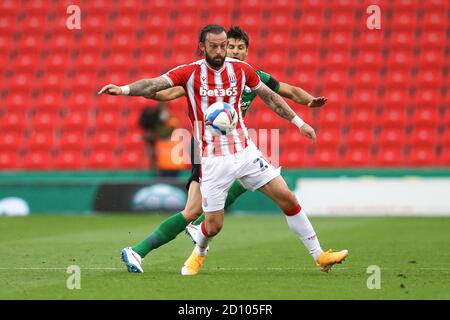 Stoke on Trent, Großbritannien. Oktober 2020. Steven Fletcher von Stoke City kontrolliert den Ball. EFL Skybet Championship match, Stoke City gegen Birmingham City im bet365 Stadion in Stoke on Trent am Sonntag, 4. Oktober 2020. Dieses Bild darf nur für redaktionelle Zwecke verwendet werden. Nur redaktionelle Verwendung, Lizenz für kommerzielle Nutzung erforderlich. Keine Verwendung in Wetten, Spiele oder ein einzelner Club / Liga / Spieler Publikationen. PIC von Chris Stading / Andrew Orchard Sport Fotografie / Alamy Live News Kredit: Andrew Orchard Sport Fotografie / Alamy Live News Stockfoto