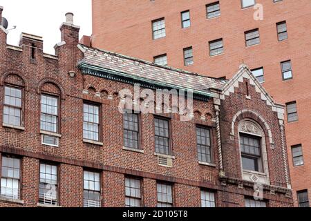 NEW YORK, USA - 10. MAI 2019: Backsteinhaus mit prunkvoller Fassade zwischen Greenwich Avenue & 7th Avenue South, New York City am 10. Mai 2019 Stockfoto