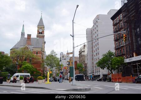 NEW YORK, USA - 10. MAI 2019: Ecke Sixth Avenue und Greenwich Ave mit Jefferson Market Library und Wohnhäusern in New York City am 1. Mai Stockfoto