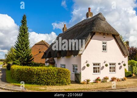 Ein rosafarbenes Ferienhaus auf einer ländlichen Landstraße in Great Bedwyn, einem Dorf im Osten von Wiltshire, Südengland Stockfoto