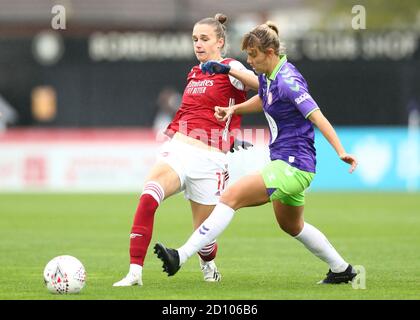 Borehamwood, Großbritannien. Oktober 2020. Vivianne Miedema von Arsenal Women, die den Ball an Faye Bryson von Bristol City Women während des FA Women's Super League Spiels Arsenal Women gegen Bristol City Women vorbeiführt. Jacques Feeney/SPP Kredit: SPP Sport Pressefoto. /Alamy Live Nachrichten Stockfoto