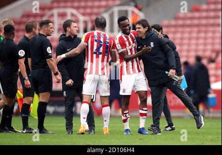 Birmingham City Manager Aitor Karanka und Stoke City's John Obi Mikel nach dem Sky Bet Championship Spiel im bet365 Stadium, Stoke. Stockfoto