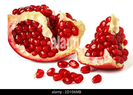 Stücke von reifen Granatapfel und Granatapfel Korn isoliert auf weiß Hintergrund Stockfoto