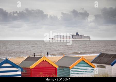 August 2020. Southwold, Großbritannien. Das Kreuzfahrtschiff Arcadia legte vor Southwold an der Küste von Suffolk fest, als das Feiertagswochenende im August grau begann, während die Tourismusbranche inmitten der anhaltenden Covid-Beschränkungen versucht, sich zu erholen. Stockfoto