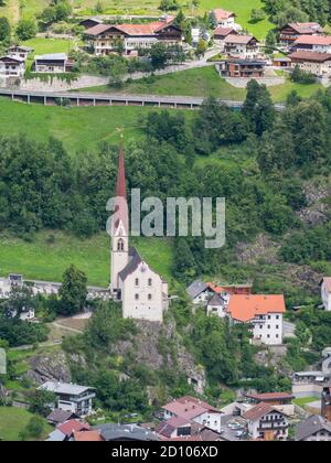 Luftaufnahme über das Dorf Oetz, Tirol, Österreich Stockfoto