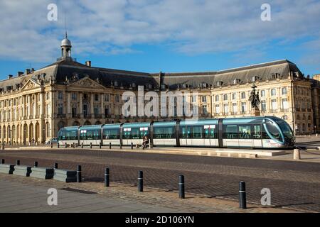 Bordeaux , Aquitanien / Frankreich - 10 01 2020 : Bordeaux Straßenbahn auf der Place de la Bourse Straße Stadtzentrum Frankreich Stockfoto