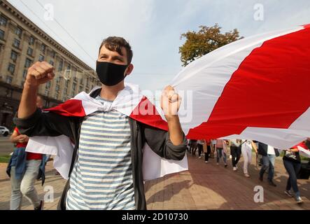 Kiew, Ukraine. Okt. 2020. Die Menschen nehmen an einer Kundgebung der Solidarität mit den Protesten in Belarus in Kiew, Ukraine, am 4. Oktober 2020 Teil. Mitglieder der belarussischen Gemeinschaft in der Ukraine und ihre Anhänger hielten die Kundgebung der Solidarität mit den belarussischen Protesten gegen die Ergebnisse der Präsidentschaftswahlen ab. Quelle: Serg Glovny/ZUMA Wire/Alamy Live News Stockfoto