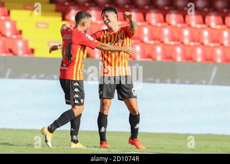 Benevento, Italien. Oktober 2020. Benevento italienischen Stürmer Gianluca Lapadula feiert nach einem Tor mit Benevento spanischen Stürmer Iago Falque während der Serie A Fußballspiel Benevento gegen Bologna FC Kredit: Unabhängige Fotoagentur/Alamy Live News Stockfoto