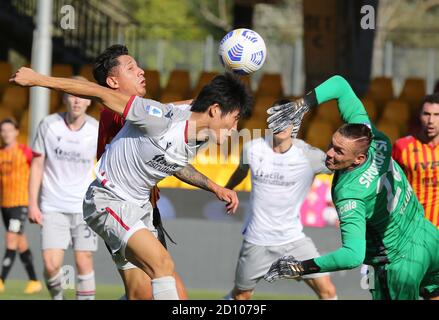 Benevento, Italien. Oktober 2020. Bolognas japanischer Verteidiger Takehiro Tomiyasu führt den Ball gegen Beneventos italienischen Torwart Lorenzo Montipo und Beneventos italienischen Stürmer Gianluca Lapadula während des Serie-A-Fußballspiels Benevento Calcio gegen den FC Bologna an. Benevento gewann 1:0. Kredit: Unabhängige Fotoagentur/Alamy Live Nachrichten Stockfoto