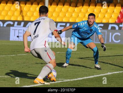 Benevento, Italien. Oktober 2020. Beneventos italienischer Torwart Lorenzo Montipo beobachtet beim Fußballspiel Benevento Calcio gegen den FC Bologna den italienischen Stürmer Riccardo Orsolini aus Bologna. Benevento gewann 1:0. Kredit: Unabhängige Fotoagentur/Alamy Live Nachrichten Stockfoto