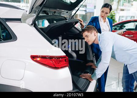 Blick in den Kofferraum Stockfoto