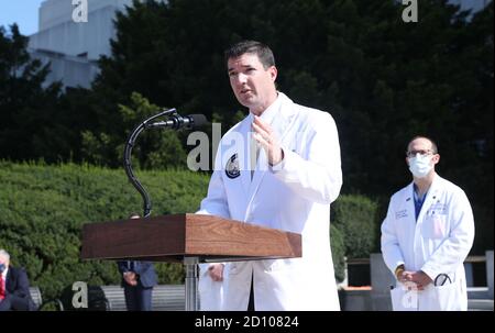 Commander Sean P. Conley, Arzt des Präsidenten, gibt im Walter Reed National Military Medical Center in Bethesda, Maryland, am 04. Oktober 2020 einen aktuellen Stand über den Zustand von US-Präsident Donald J. Trump. Der Präsident ist nach einem positiven COVID-19-Test am 02. Oktober bei Walter Reed zur Behandlung.Quelle: Michael Reynolds/Pool via CNP /MediaPunch Stockfoto