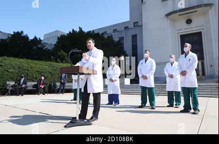 Bethesda, Maryland. Oktober 2020. Commander Sean P. Conley, Arzt des Präsidenten, gibt im Walter Reed National Military Medical Center in Bethesda, Maryland, am 04. Oktober 2020 einen aktuellen Stand über den Zustand von US-Präsident Donald J. Trump. Der Präsident ist nach einem positiven Test für COVID-19 am 02. Oktober bei Walter Reed zur Behandlung.Quelle: Michael Reynolds/Pool via CNP Quelle: dpa/Alamy Live News Stockfoto