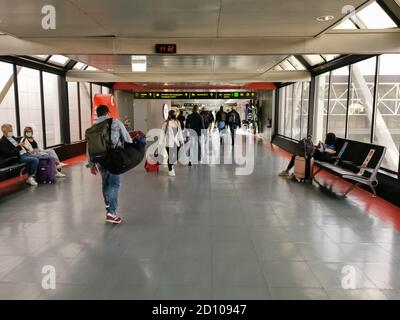 LISSABON / PORTUGAL 09 25 2020: Innenansicht des Lissabonner Flughafengebäudes, mit Leuten mit Covid Masken, die mit Koffern und Taschen laufen und sich ausruhen Stockfoto