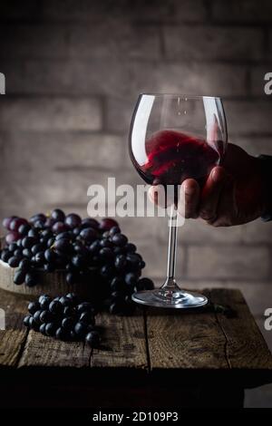 Rotwein und reife Trauben Stockfoto