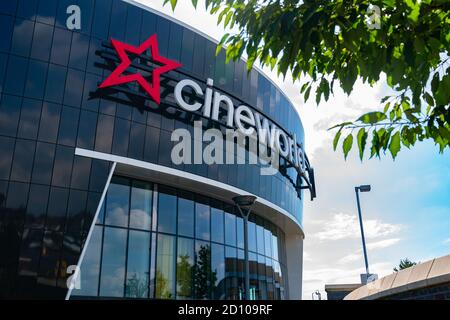 LONDON, ENGLAND - 26. JUNI 2020: Cineworld Kino in South Ruislip, London, England geschlossen während der COVID-19 Pandemie - 023 Stockfoto