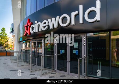 LONDON, ENGLAND - 26. JUNI 2020: Cineworld Kino in South Ruislip, London, England geschlossen während der COVID-19 Pandemie - 042 Stockfoto