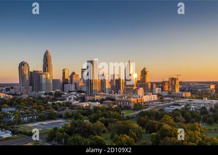 Skyline von Charlotte, North Carolina bei Sonnenuntergang Stockfoto