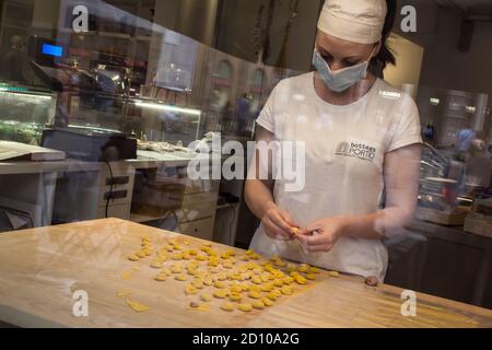 Bologna: Arbeiter mit OP-Maske bereitet Bolognese Tortellini (Covid-19 2020 Pandemie) Stockfoto