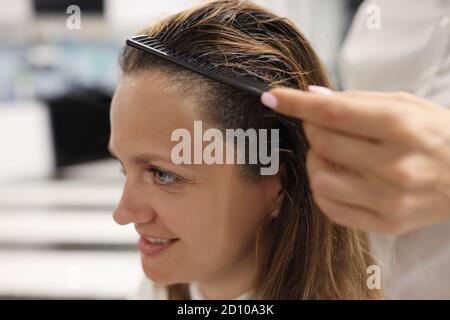Friseur Kamm gefärbte Haare im Schönheitssalon. Stockfoto