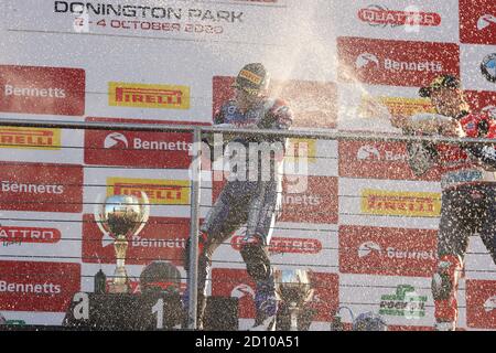 Donington Park, Großbritannien. Oktober 2020. Tarran Mackenzie McAMS Yamaha feiert auf dem Podium mit Champagner nach dem Sieg in Runde 5 der 2020 Bennetts British Superbike (BSB) Championship auf Donington Park GP Circuit, England am 2-4. Oktober 2020. Foto von Ian Hopgood. Kredit: Prime Media Images/Alamy Live Nachrichten Stockfoto