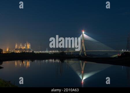 Die Flintshire Bridge, die nachts beleuchtet ist, überspannt den Fluss Dee, der Flint und die Wirral Halbinsel verbindet. Connah's Quay Gas Power Station im Südwesten Stockfoto