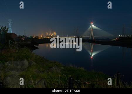 Die Flintshire Bridge, die nachts beleuchtet ist, überspannt den Fluss Dee, der Flint und die Wirral Halbinsel verbindet. Connah's Quay Gas Power Station im Südwesten Stockfoto