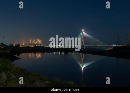 Die Flintshire Bridge, die nachts beleuchtet ist, überspannt den Fluss Dee, der Flint und die Wirral Halbinsel verbindet. Connah's Quay Gas Power Station im Südwesten Stockfoto