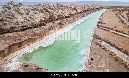 Chott el Djerid ist ein großer endorheischer Salzsee in der Sahara. Tunesien. Stockfoto