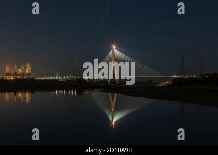 Die Flintshire Bridge, die nachts beleuchtet ist, überspannt den Fluss Dee, der Flint und die Wirral Halbinsel verbindet. Connah's Quay Gas Power Station im Südwesten Stockfoto