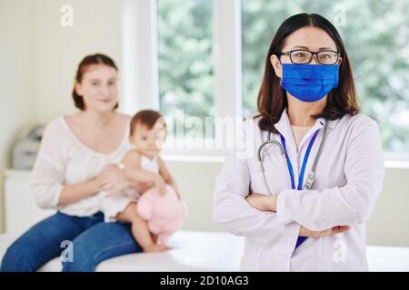 Kinderarzt in Schutzmaske Stockfoto