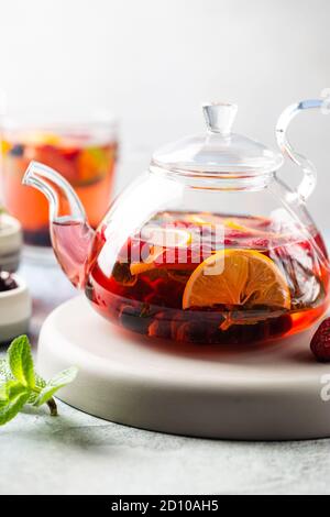 Roter Früchtetee mit Beeren Stockfoto
