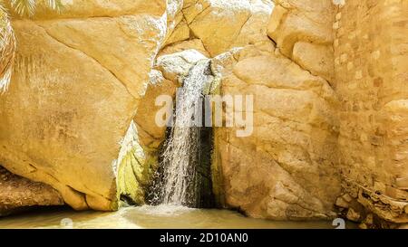 Kleiner Wasserfall in der Oase Chebika. Sahara-Wüste, Tunesien, Afrika. Stockfoto