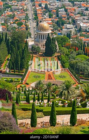 Bunte terrassenförmig angelegter Bahai-Garten in der Sonne in Haifa, Israel Stockfoto
