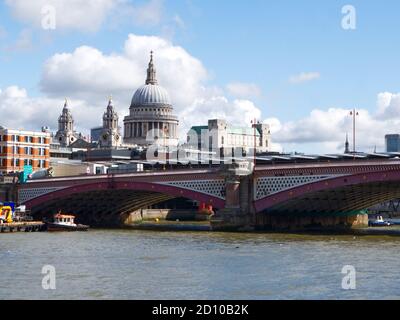 St. Pauls Cathedral von der Themse in der City of London. Blackfriars und die Millenium Bridge, Domes, Spires und Wolkenkratzer. Käsereibe Stockfoto