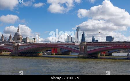 St. Pauls Cathedral von der Themse in der City of London. Blackfriars und die Millenium Bridge, Domes, Spires und Wolkenkratzer. Käsereibe Stockfoto