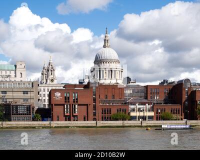 St. Pauls Cathedral von der Themse in der City of London. Blackfriars und die Millenium Bridge, Domes, Spires und Wolkenkratzer. Käsereibe Stockfoto