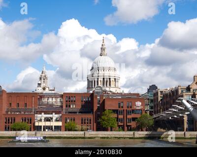 St. Pauls Cathedral von der Themse in der City of London. Blackfriars und die Millenium Bridge, Domes, Spires und Wolkenkratzer. Käsereibe Stockfoto