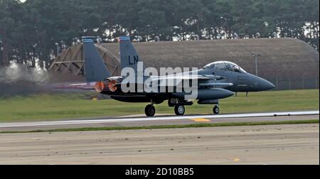 F-15E Strike Eagle, nach Brennern beleuchtet, rollt die Landebahn mit voller Leistung für den Start Stockfoto