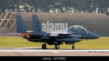 F-15E Strike Eagle, nach Brennern beleuchtet, rollt die Landebahn mit voller Leistung für den Start Stockfoto