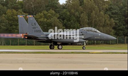 F-15E Strike Eagle, nach Brennern beleuchtet, rollt die Landebahn mit voller Leistung für den Start Stockfoto