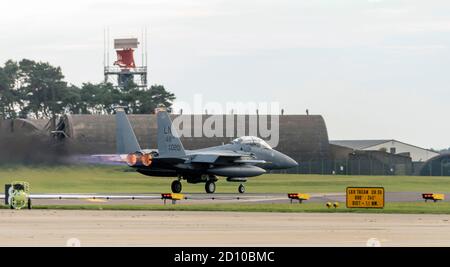 F-15E Strike Eagle, nach Brennern beleuchtet, rollt die Landebahn mit voller Leistung für den Start Stockfoto