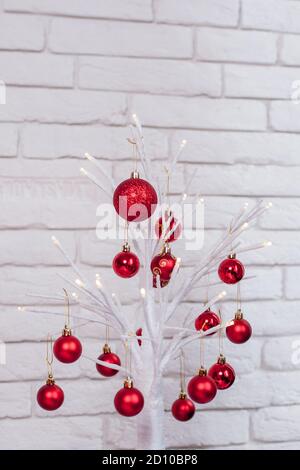 Schöne dekorative weißen Zweigen mit Weihnachten Spielzeug für Valentinstag, kopieren Raum Stockfoto