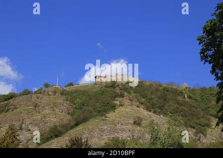 Aussichtsplattform über der Donau im Schloss Visegrad. Waldhänge, die den Hügel hinauf führen, Visegrad, Ungarn. Stockfoto